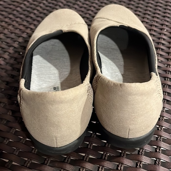 Clarks cloudsteppers flat Round toe tan slip on women size 10 - Picture 4 of 11
